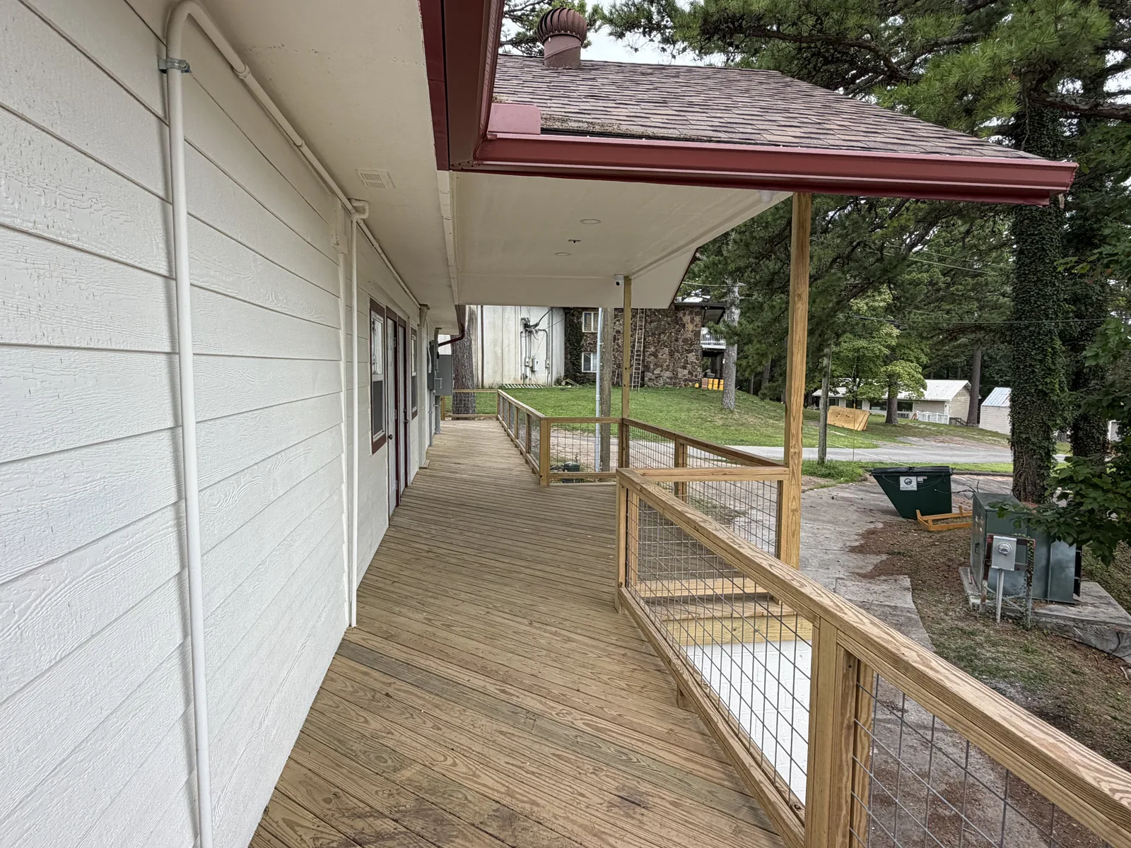 Commercial Exterior & Covered Walkway